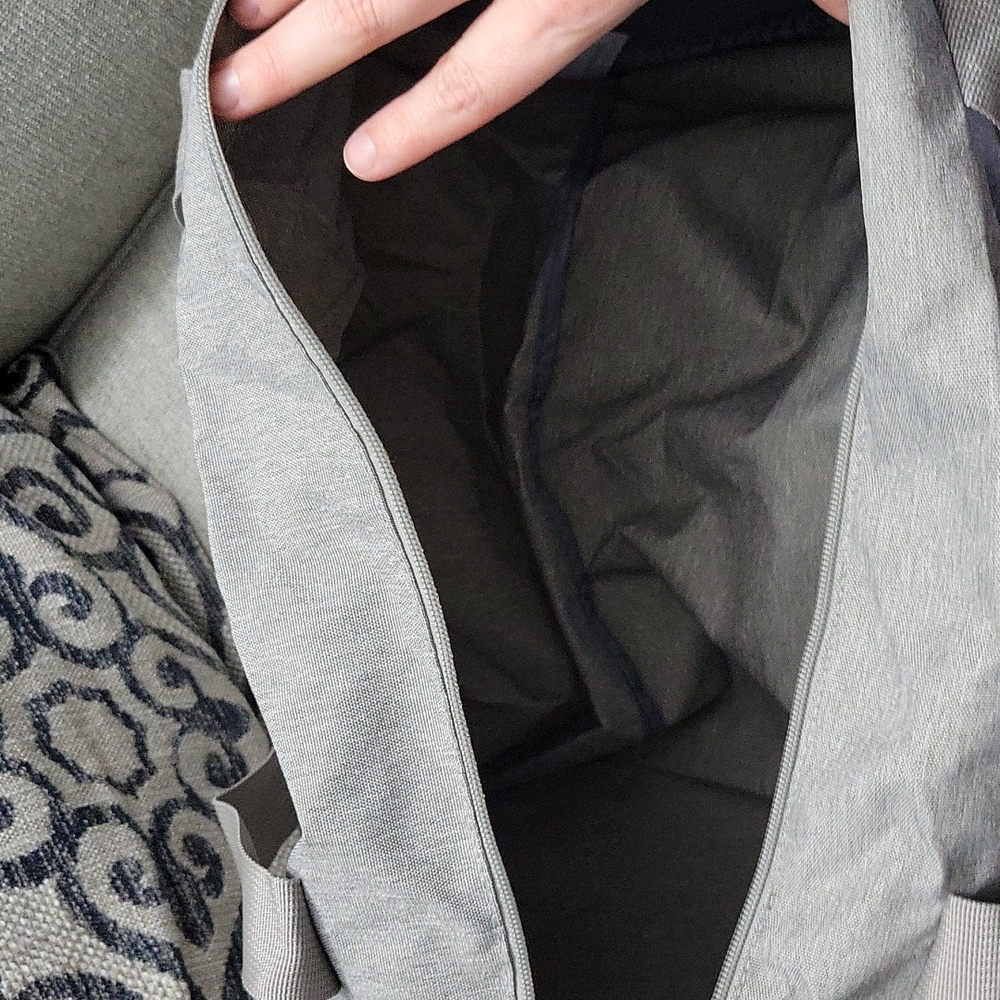 New duffle bag - Picture 3 of 3